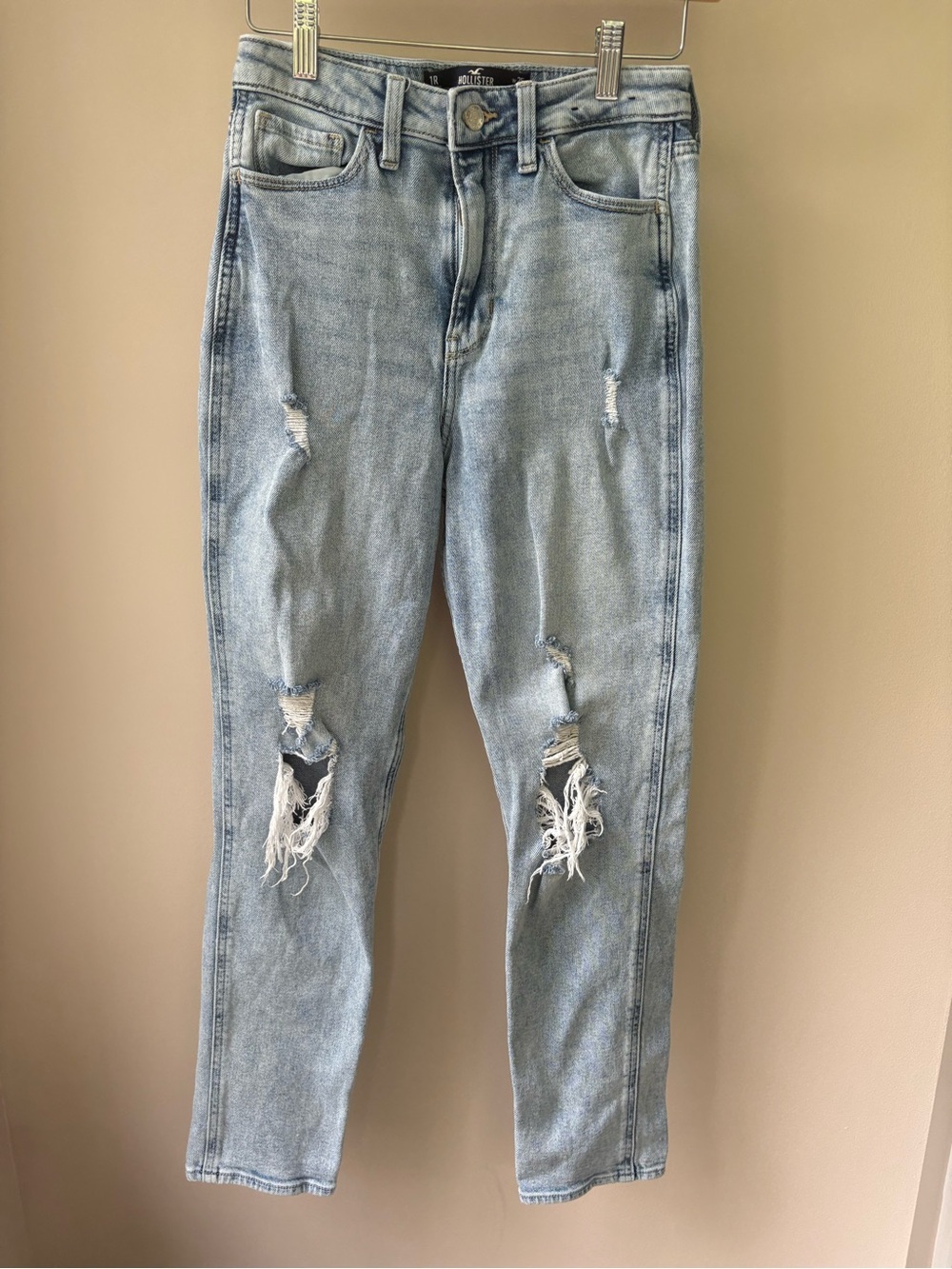 HOLLISTER Light Blue Distressed Women’s High Rise Mom Jeans Size 1R w25 l27